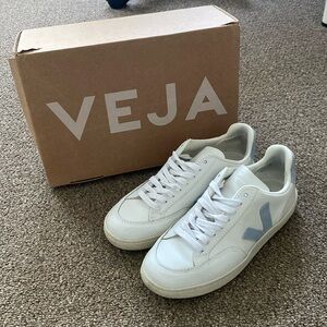 Veja V-12 White and Steel Size 5 US